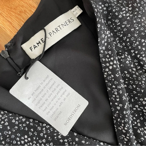 NWT Fame and Partners Black Floral V-Neck Wide Leg Jumpsuit Size 2 - Picture 5 of 6